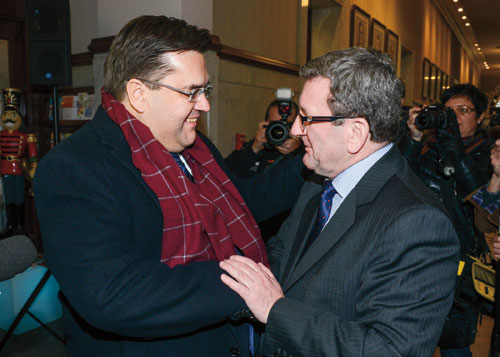 Denis Coderre et Régis Labeaume lors de leur première rencontre officielle à l'Hôtel de ville, le 2 décembre dernier, en tant que maire de Montréal et maire de Québec.  PhHOTO : Ville de Québec