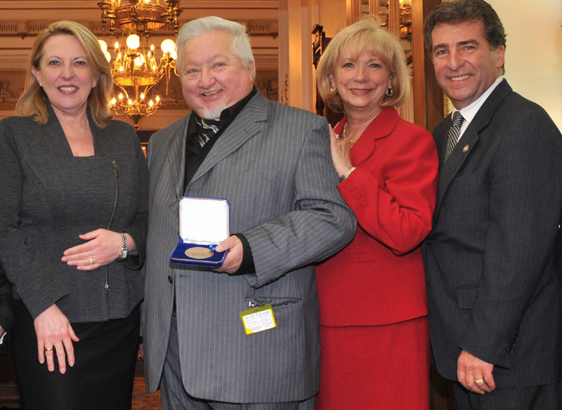Pierre Champagne reçoit la médaille de l’Assemblée nationale