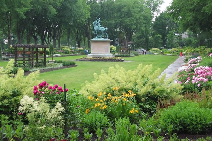 Le parc des Champs-de-Bataille se distingue pour ses espaces verts en milieu urbain