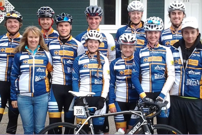 Une équipe gagnante de jeunes cyclistes à Québec