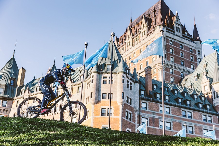 Le défi urbain de Finn Iles : Vélo de montagne en plein cœur du Vieux-Québec