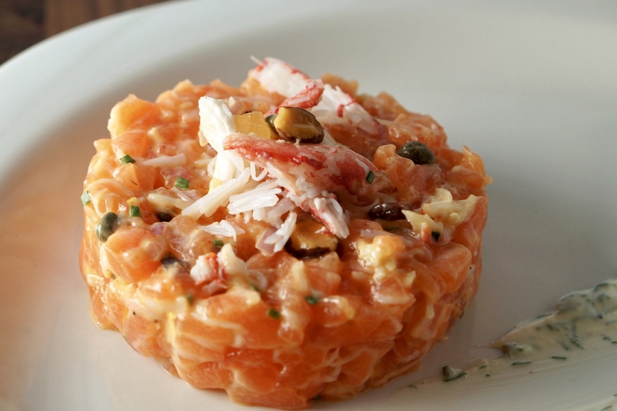 L’accord met-vin de la semaine de TASTEVINO – Tartare de saumon aux crabes des neiges et Chardonnay