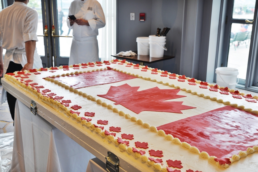 Le gâteau géant de la Fête du Canada