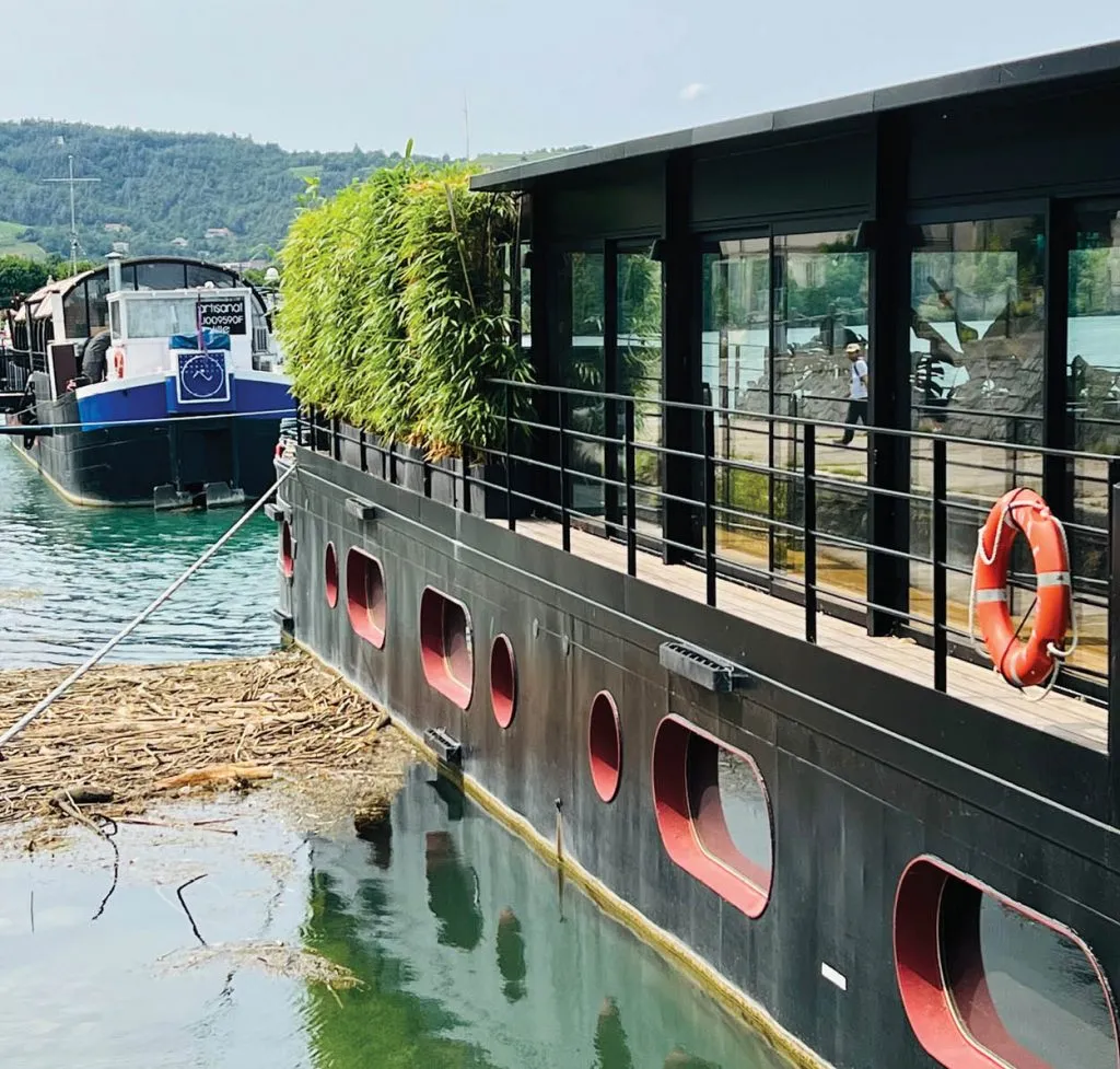 bateau noir