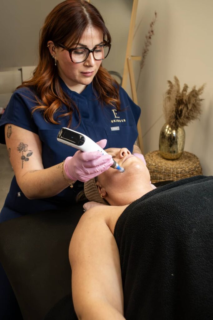 𝑴𝒊𝒄𝒓𝒐𝒏𝒆𝒆𝒅𝒍𝒊𝒏𝒈 à Québec : l’approche Ekinøxe, entre précision clinique et chaleur humaine