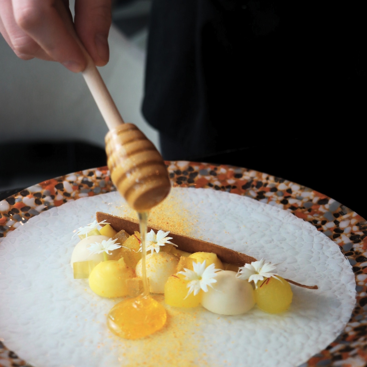 Haute gastronomie et spontanéité : la complémentarité du Laurie Raphaël et du lueur