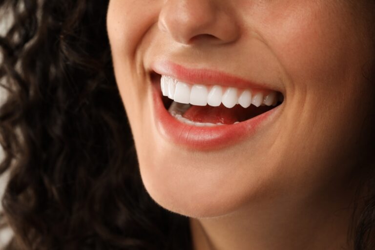 Déchaussement des gencives : mieux vaut agir tôt